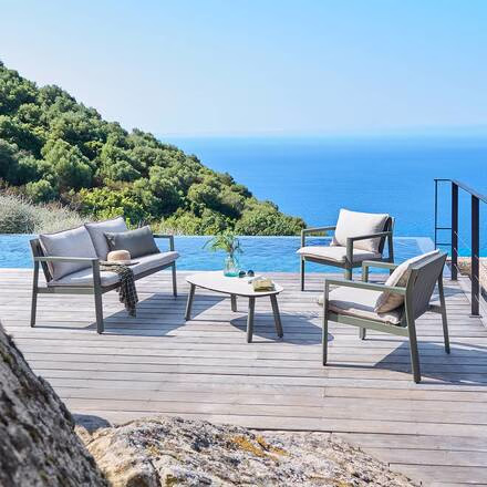 Terrasse aménagée surplombant la Méditerranée